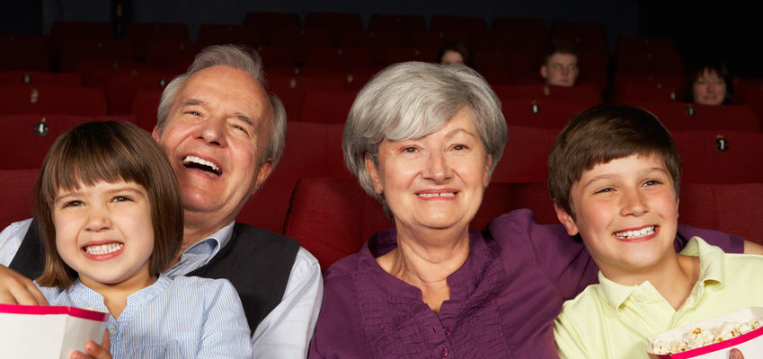 seniorzy w kinie z wnukami