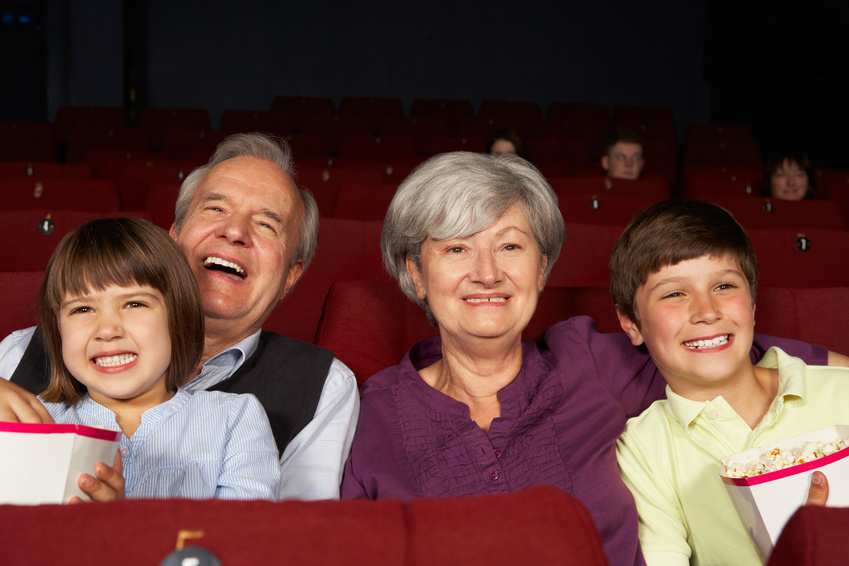seniorzy w kinie z wnukami