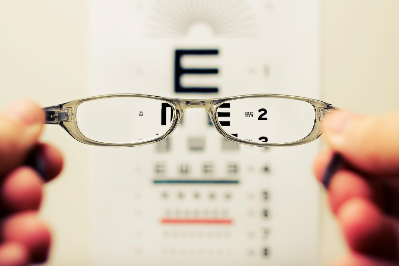 okulary korekcyjne czy soczewki dla seniorów