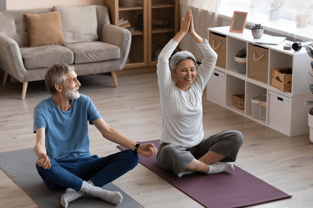 starsze małżeństwo ćwiczy jogę dla seniorów