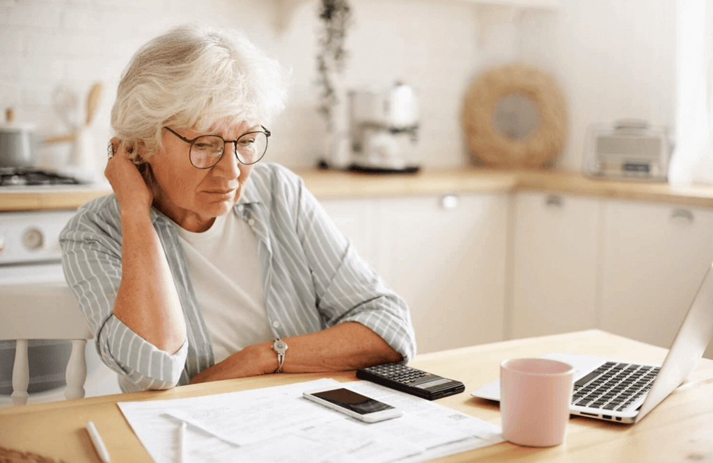 starsza kobieta analizuje podwyżki cen w 2022 roku