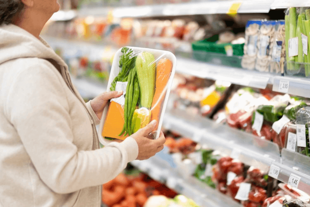 starsza kobieta w sklepie sprawdza podwyżki cen żywności