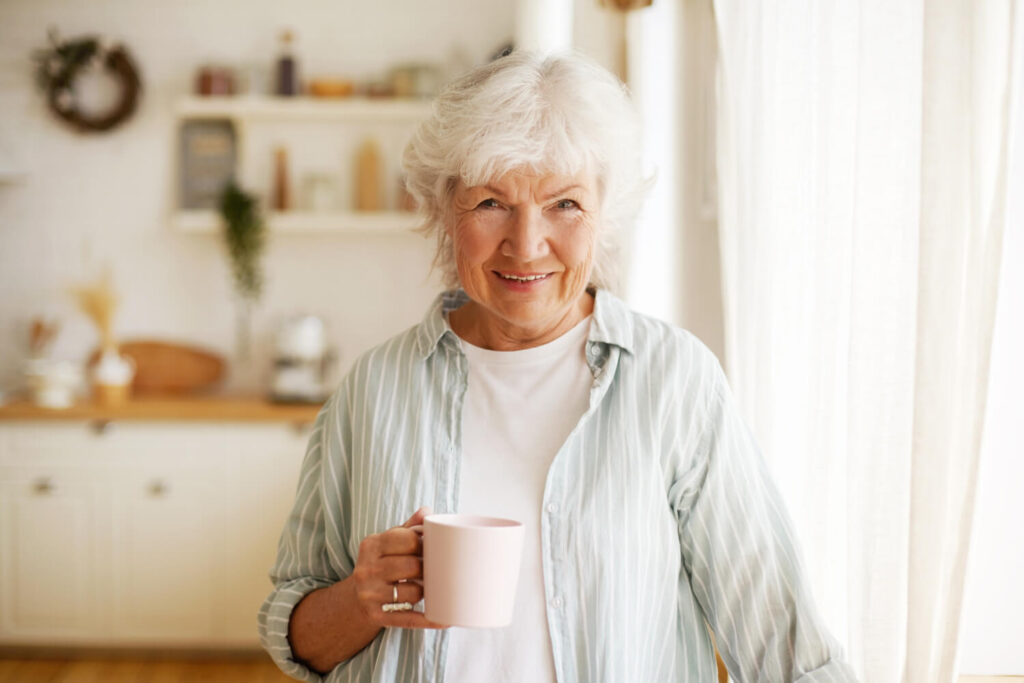 starsza kobieta pije zioła na apetyt dla seniorów