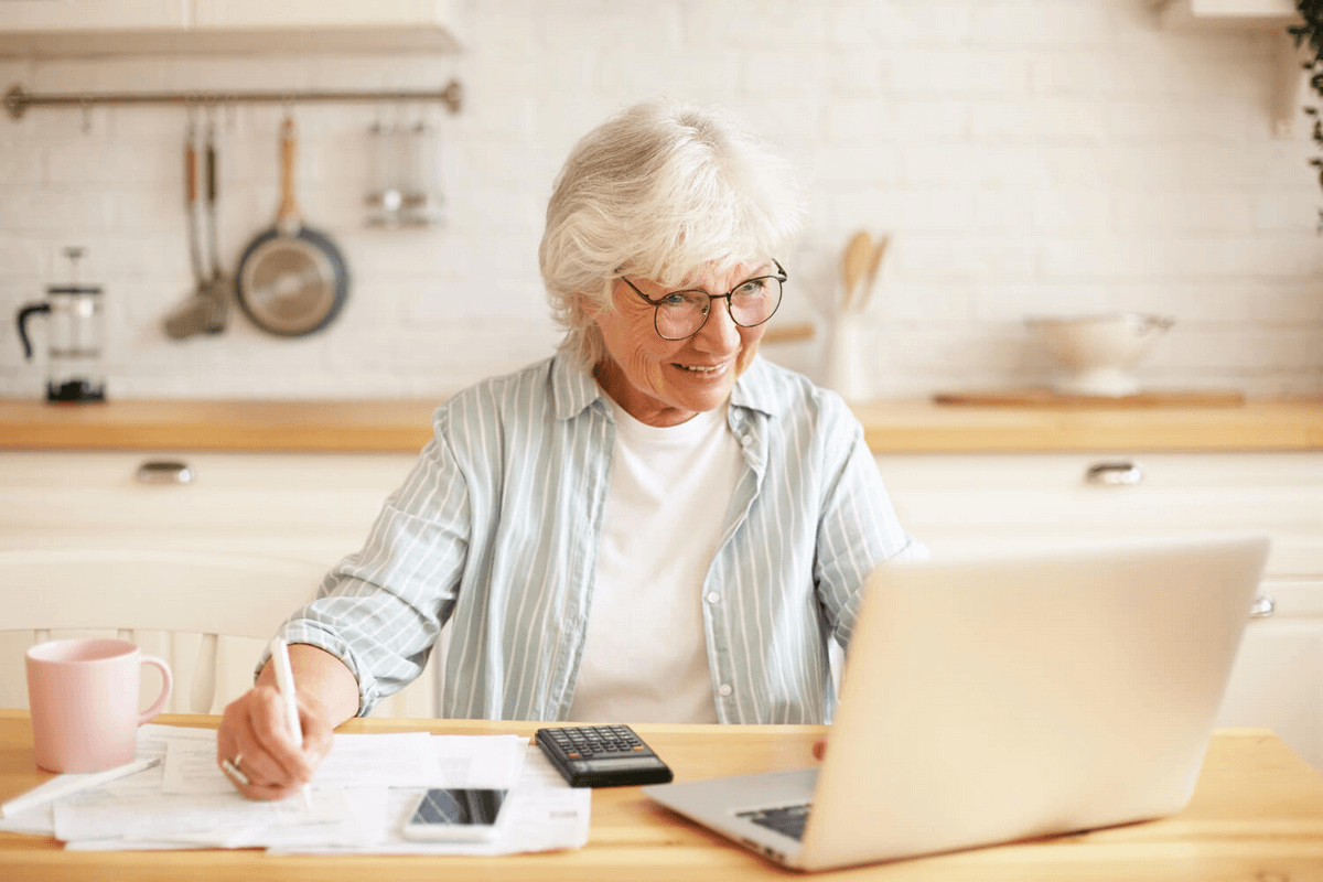 kobieta sprawdza wysokość emerytury bez podatku