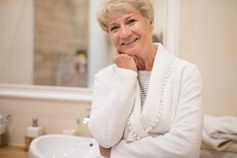starsza kobieta w łazience dla seniora