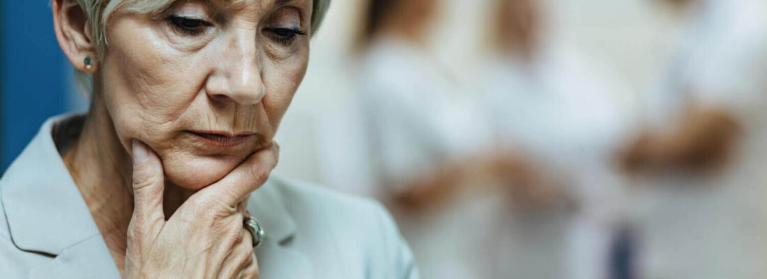 starsza kobieta martwi się o brak emerytury na starość