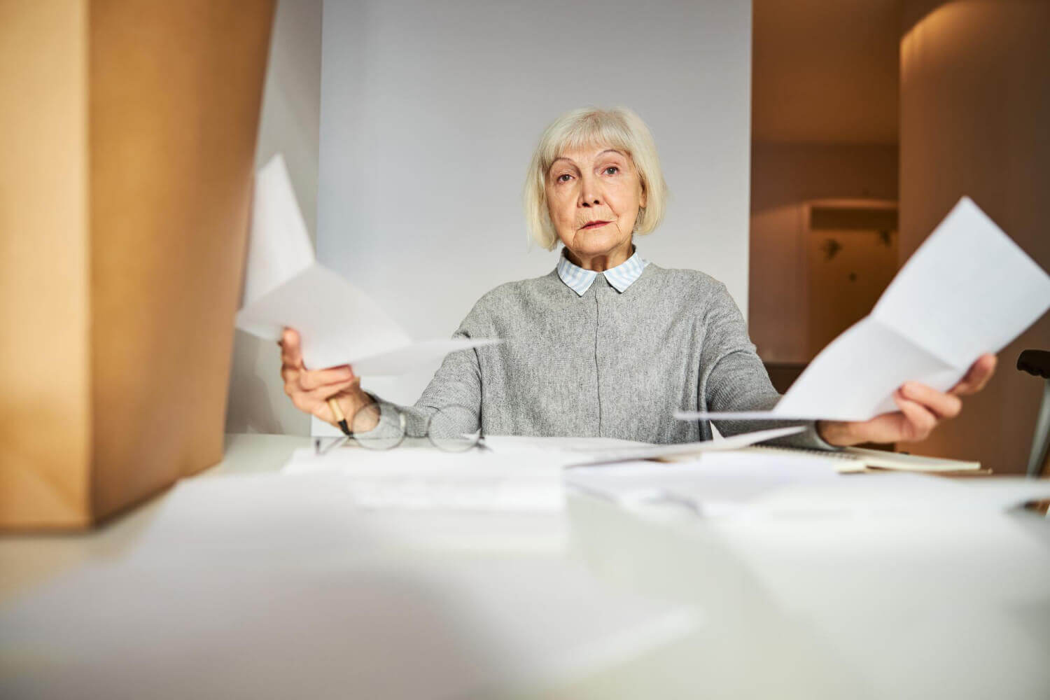 starsza kobieta sprawdza, komu nie należy się emerytura