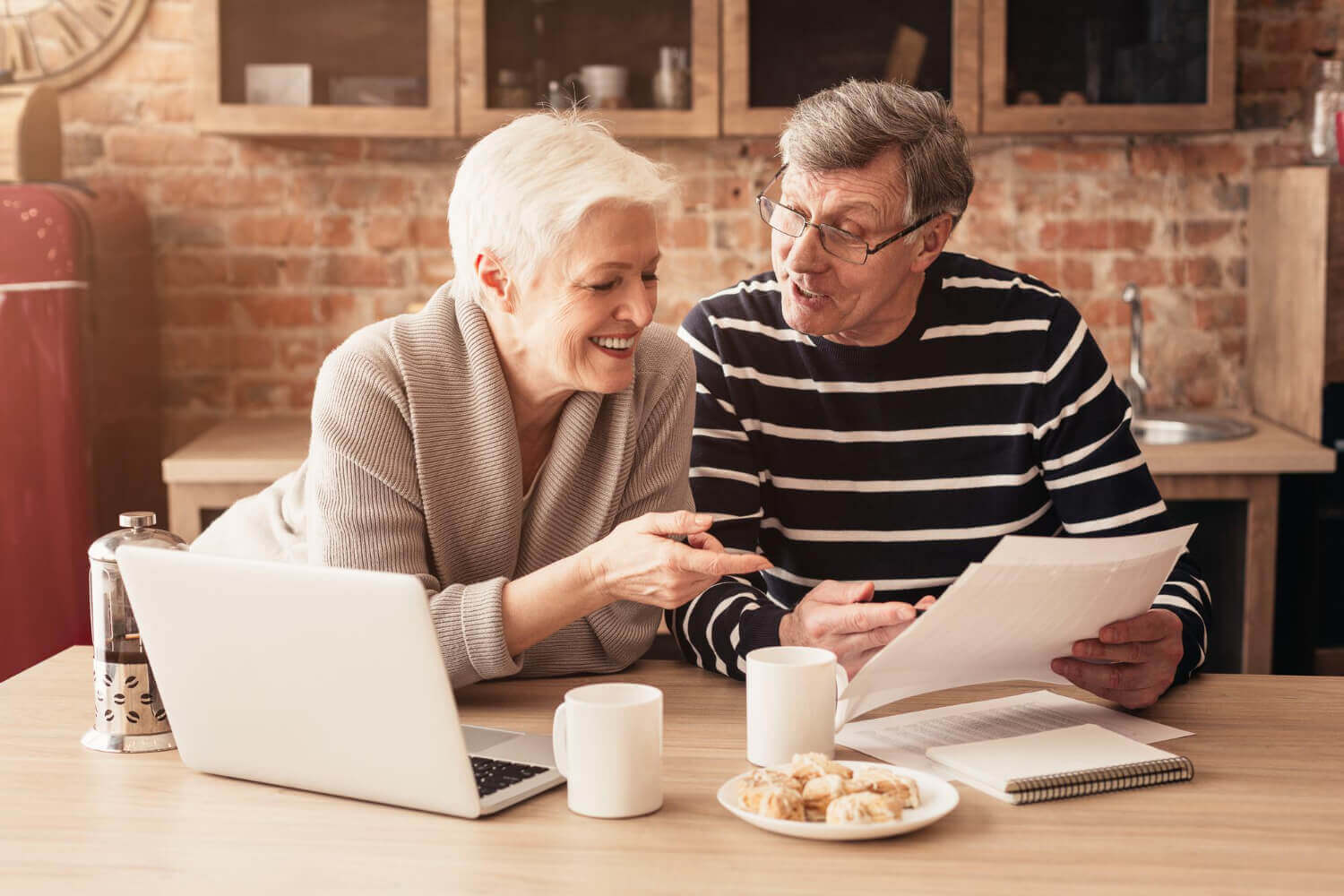 starsze małżeństwo sprawdza zasady przyznawania emerytury honorowej