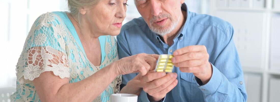 Małżeństwo zastanawiające się, jakie witaminy i suplementy dla seniora wybrać