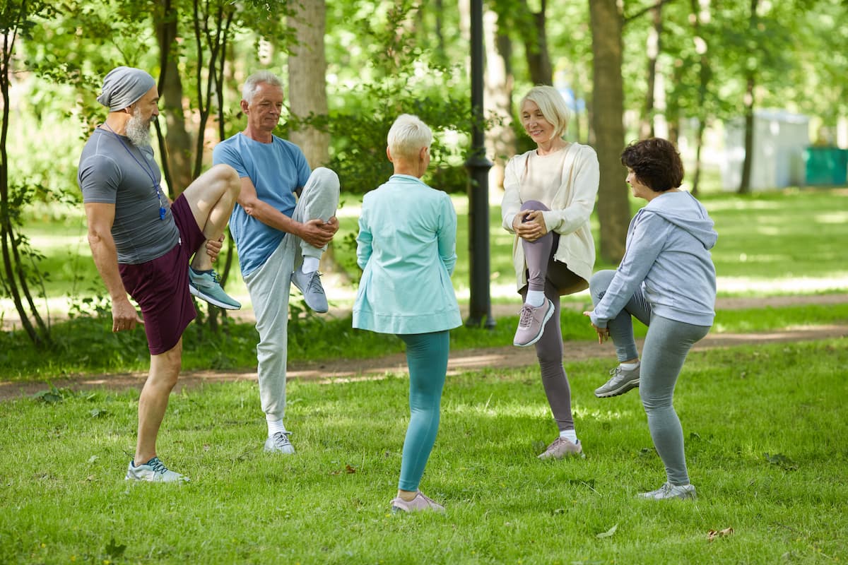 Ćwiczenie aktywności ruchowej ludzi starszych w grupie