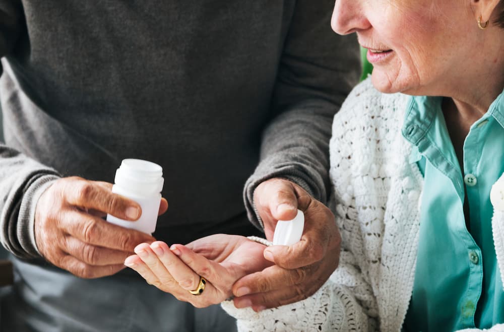 starsza kobieta odbiera bezpłatne leki dla seniorów