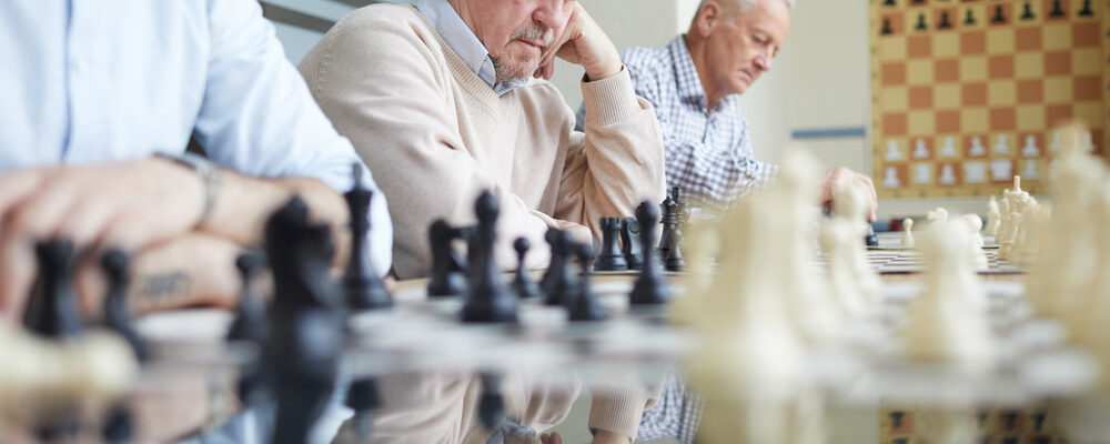 dwóch mężczyzn wykonujących ćwiczenia umysłowe dla osób starszych