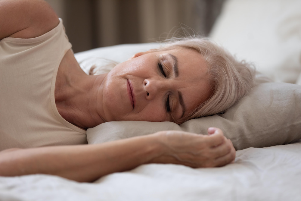 kobieta śpiąca na odpowiednio dobranym materacu dla osoby starszej