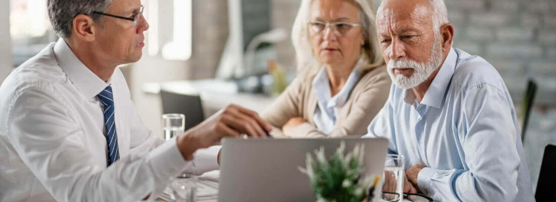 seniorzy zastanawiają się nad wzięciem kredytu dla emeryta