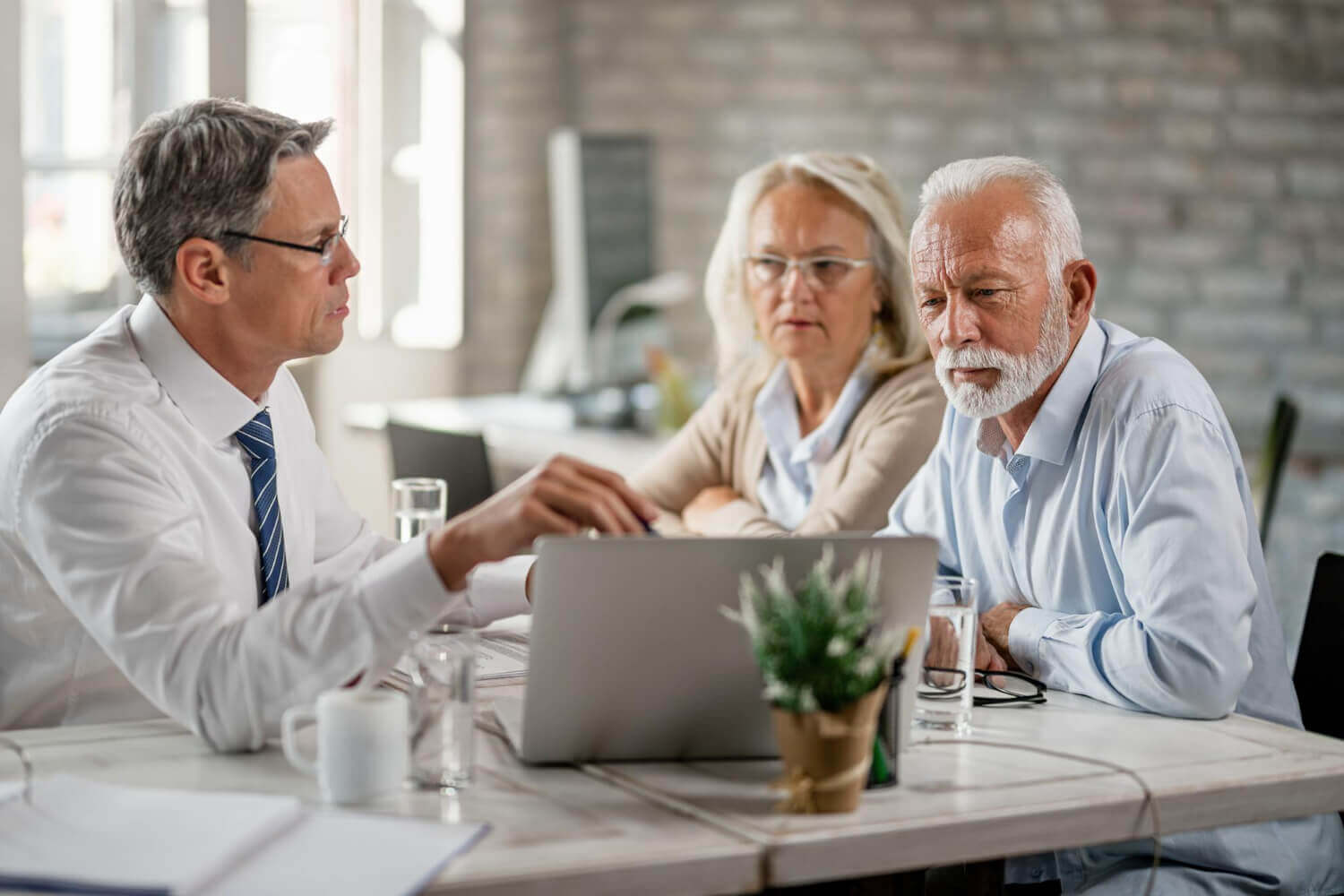 seniorzy zastanawiają się nad wzięciem kredytu dla emeryta